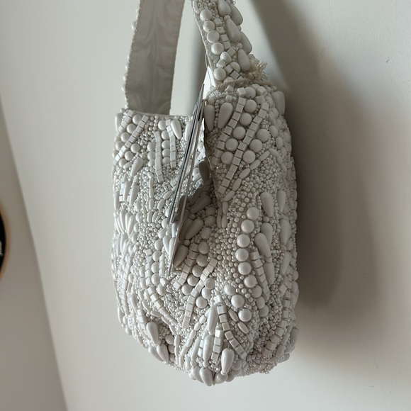 Viral White Beaded Bucket Bag - Picture 5 of 6